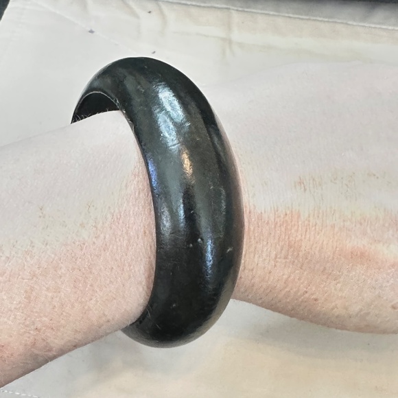 Wide, Black Wooden Bangle Bracelet. Vintage, 1960’s-1990’s - Picture 13 of 13